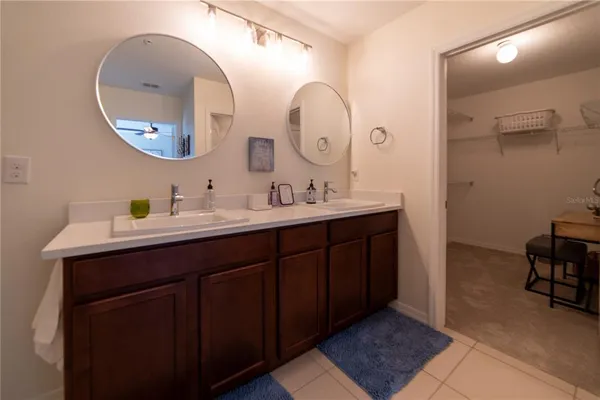 a en suite bathroom with a double vanity sink and a mirror