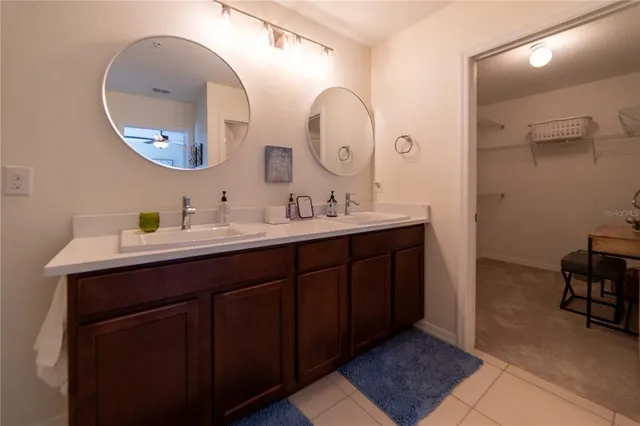 a en suite bathroom with a double vanity sink and a mirror