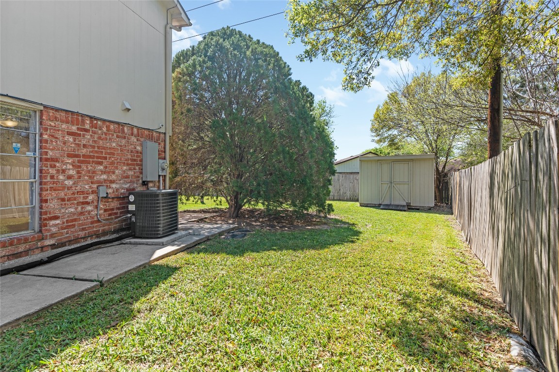 7019 Sandy Knolls Drive Spring, TX 77379 - Photo 24 of 25 Plenty of room along the side yards, as well.