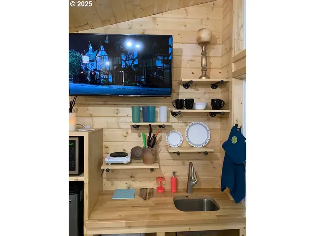 a view of a pathway of a house