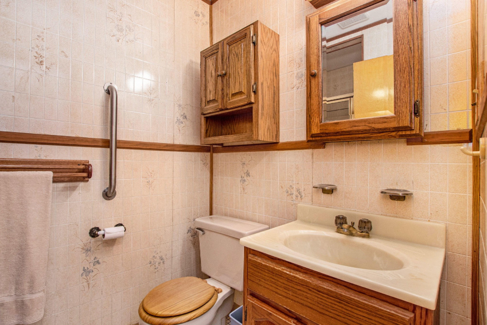 56721 Cowling Road Three Rivers, MI 49093 - Photo 27 of 36 2nd Main Full Bath Next to Laundry Room