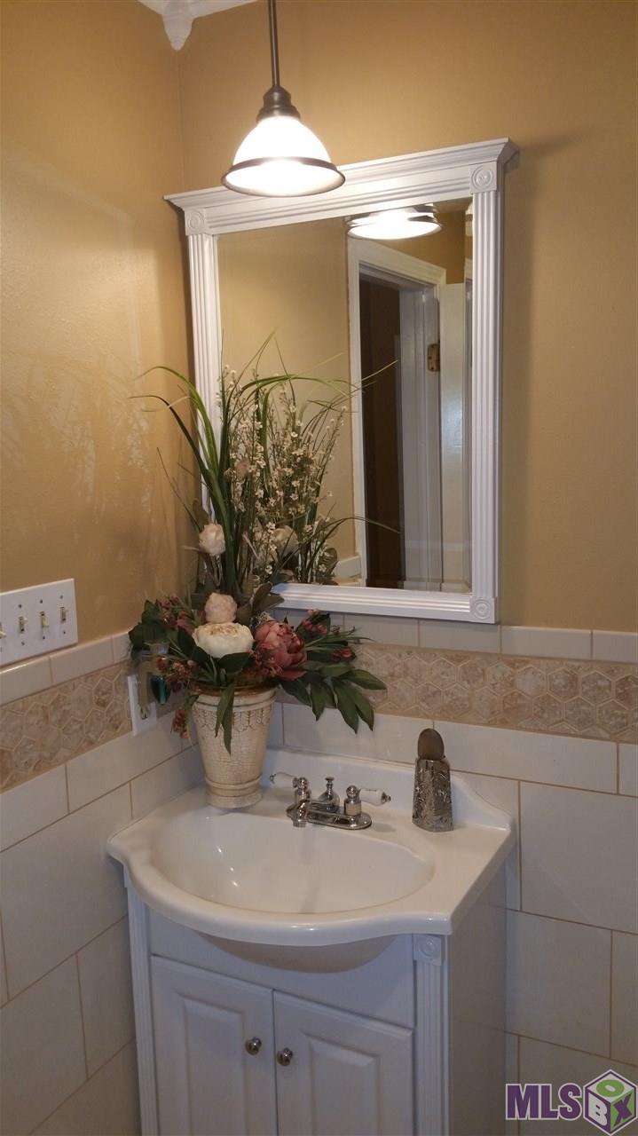 11356 Brunswick Avenue Baton Rouge, LA 70817 - Photo 7 of 11 Hall bath