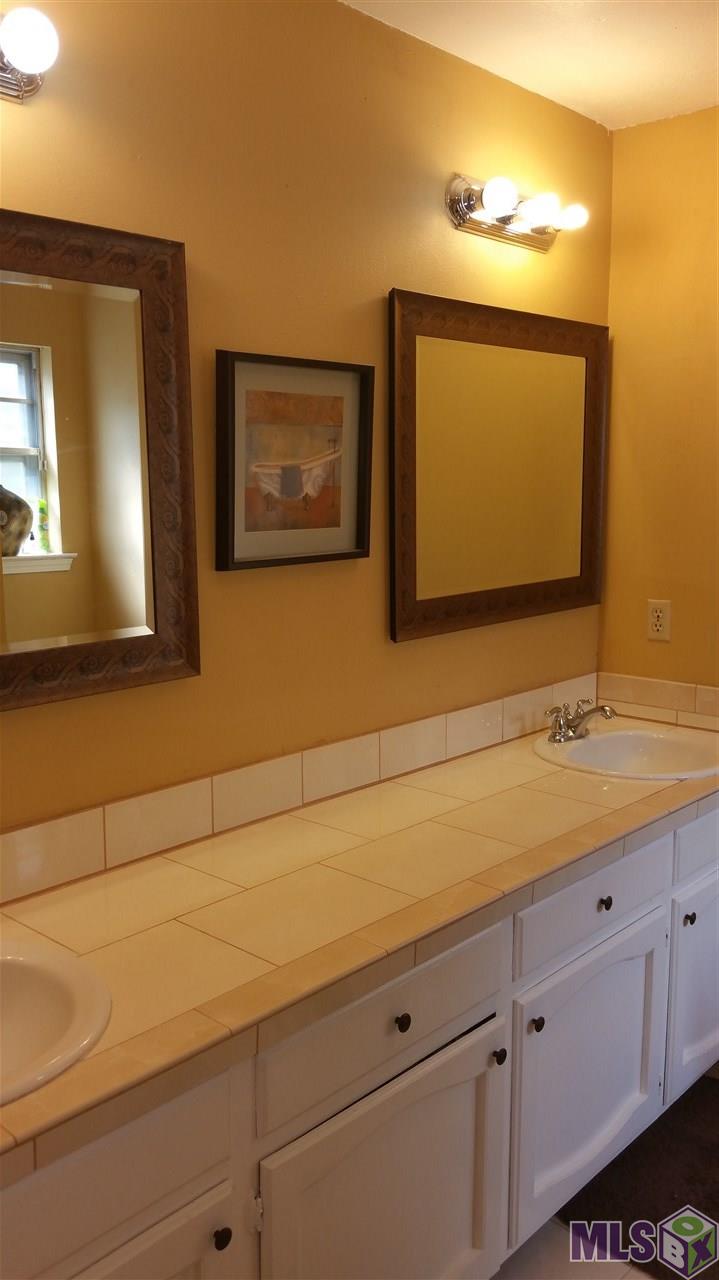11356 Brunswick Avenue Baton Rouge, LA 70817 - Photo 9 of 11 Master Bath