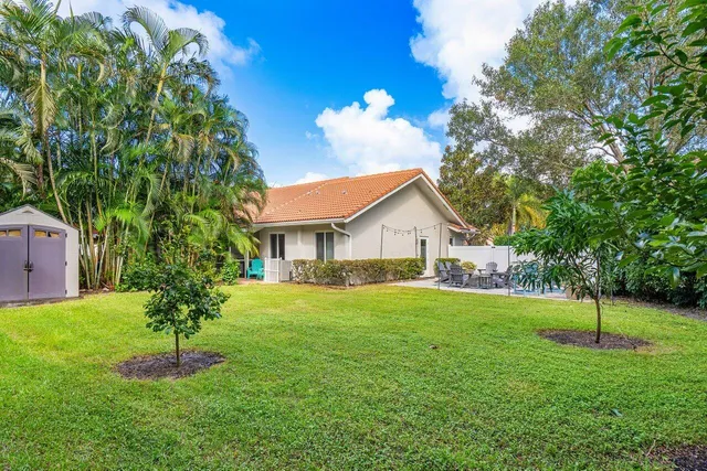 a view of house with garden