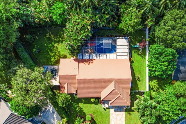 a view of a house with backyard and garden