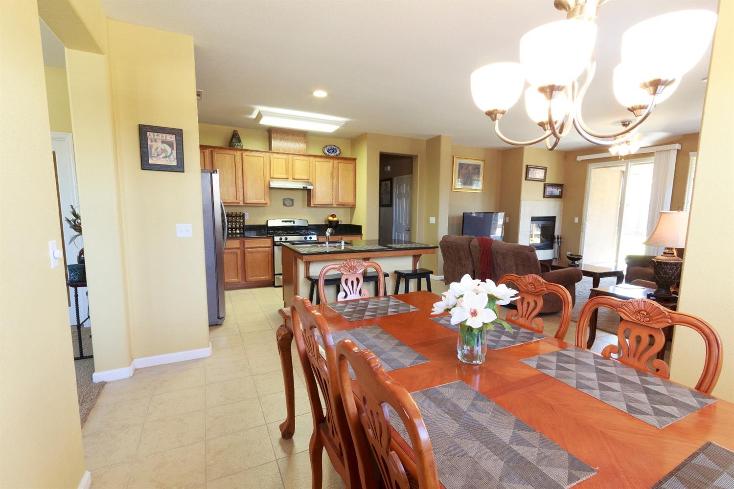 557 Abbott Avenue Reedley, CA 93654 - Photo 6 of 27 Gallery Image 6