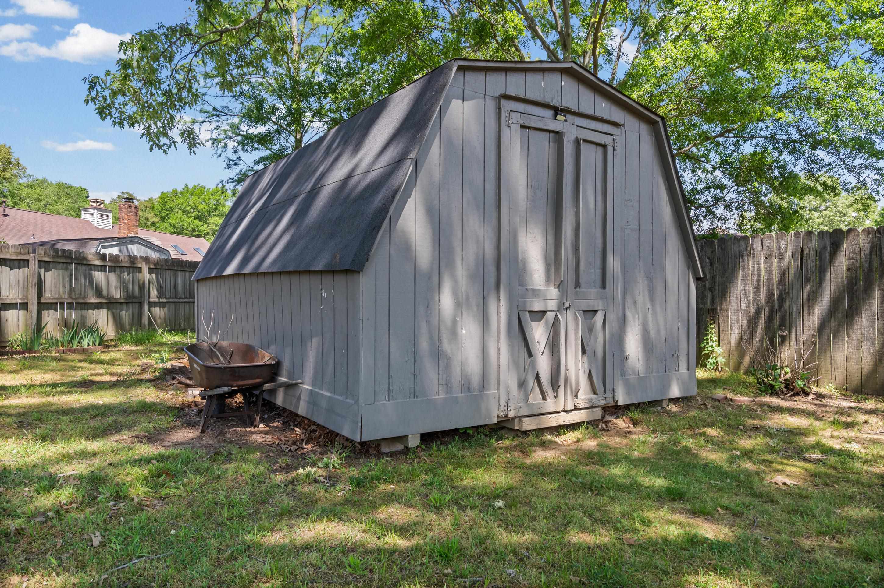 897 Wood Cove Collierville, TN 38017 - Photo 25 of 30 a backyard of a house with table and chairs