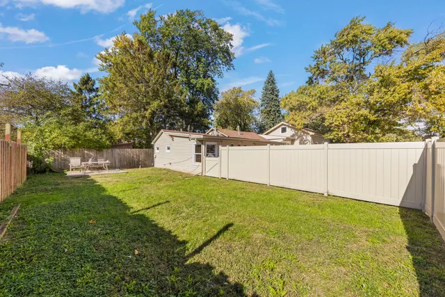 a view of a backyard