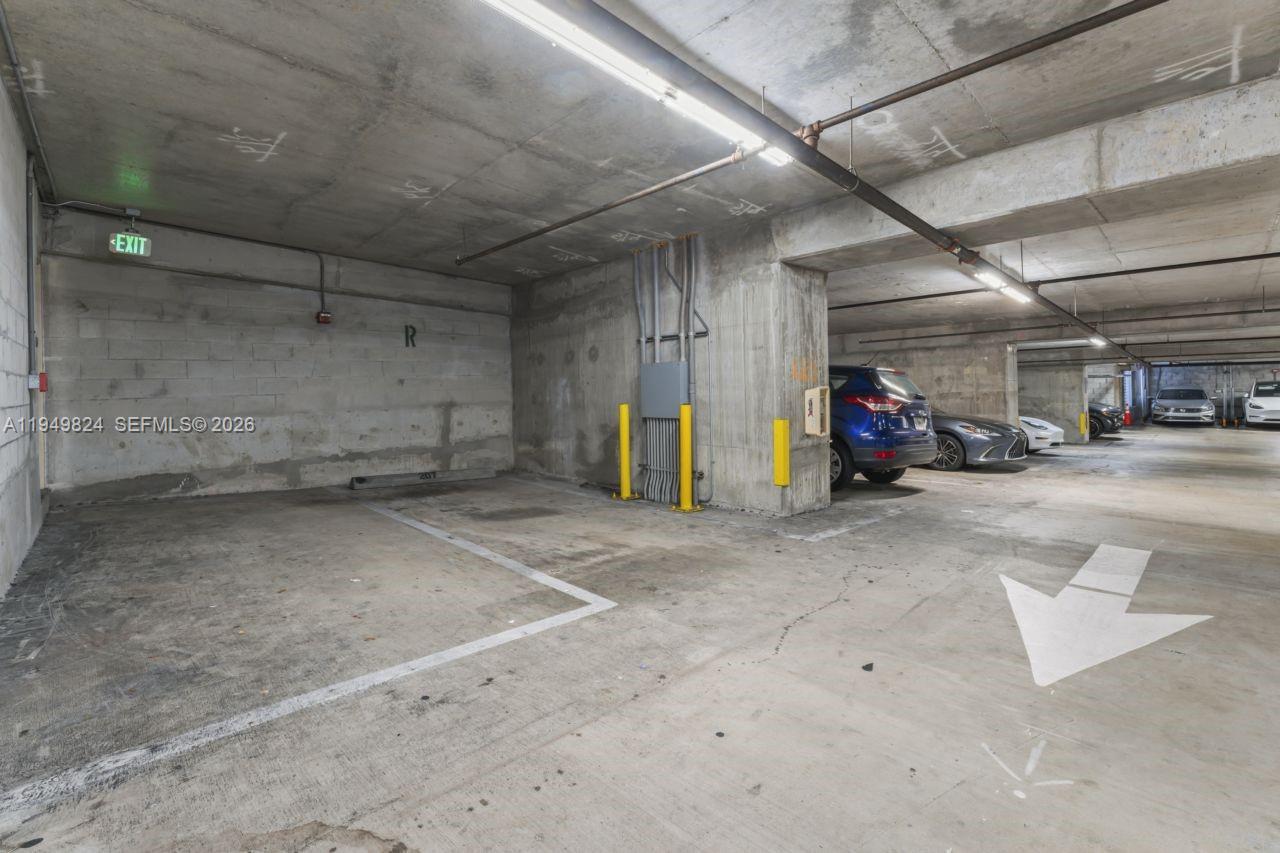 185 Southwest 7th Street, Unit 603 Miami, FL 33130 - Photo 29 of 32 a view of parking area