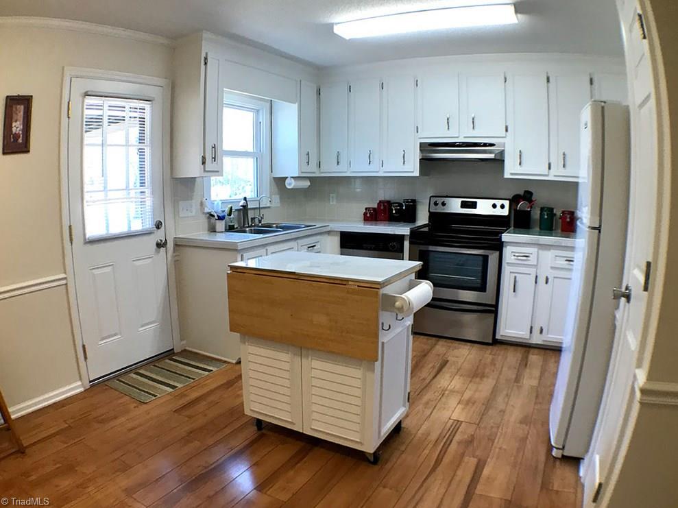 1713 Valley Brook Road Clemmons, NC 27012 - Photo 7 of 23 Kitchen with eat-in area