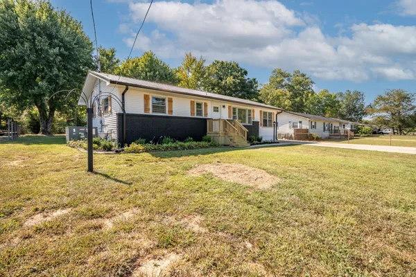 a view of a house with a yard