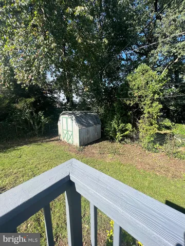 a view of a back yard