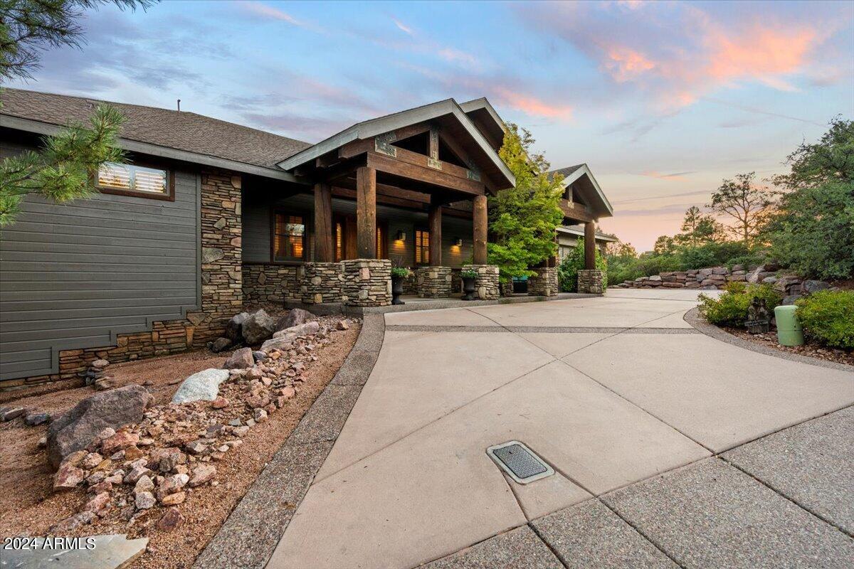 2304 East Blue Bell Circle Payson, AZ 85541 - Photo 12 of 65 a front view of house with a garden