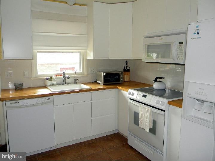 428 Barrett Road Emmaus, PA 18049 - Photo 10 of 25 Kitchen