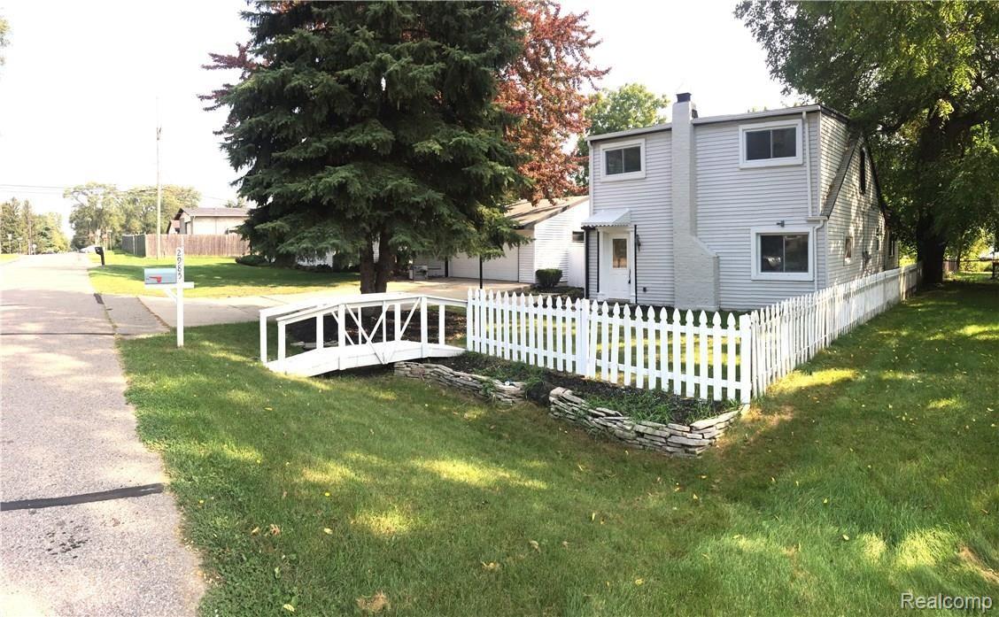 2985 Emmons Avenue Rochester, MI 48307 - Photo 2 of 39 2 FRONT.jpg