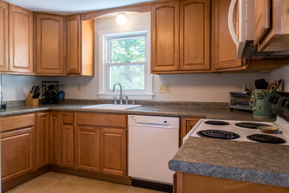 102 Merrymeeting Road Brunswick, ME 04011 - Photo 6 of 43 14-Kitchen (3 of 6)