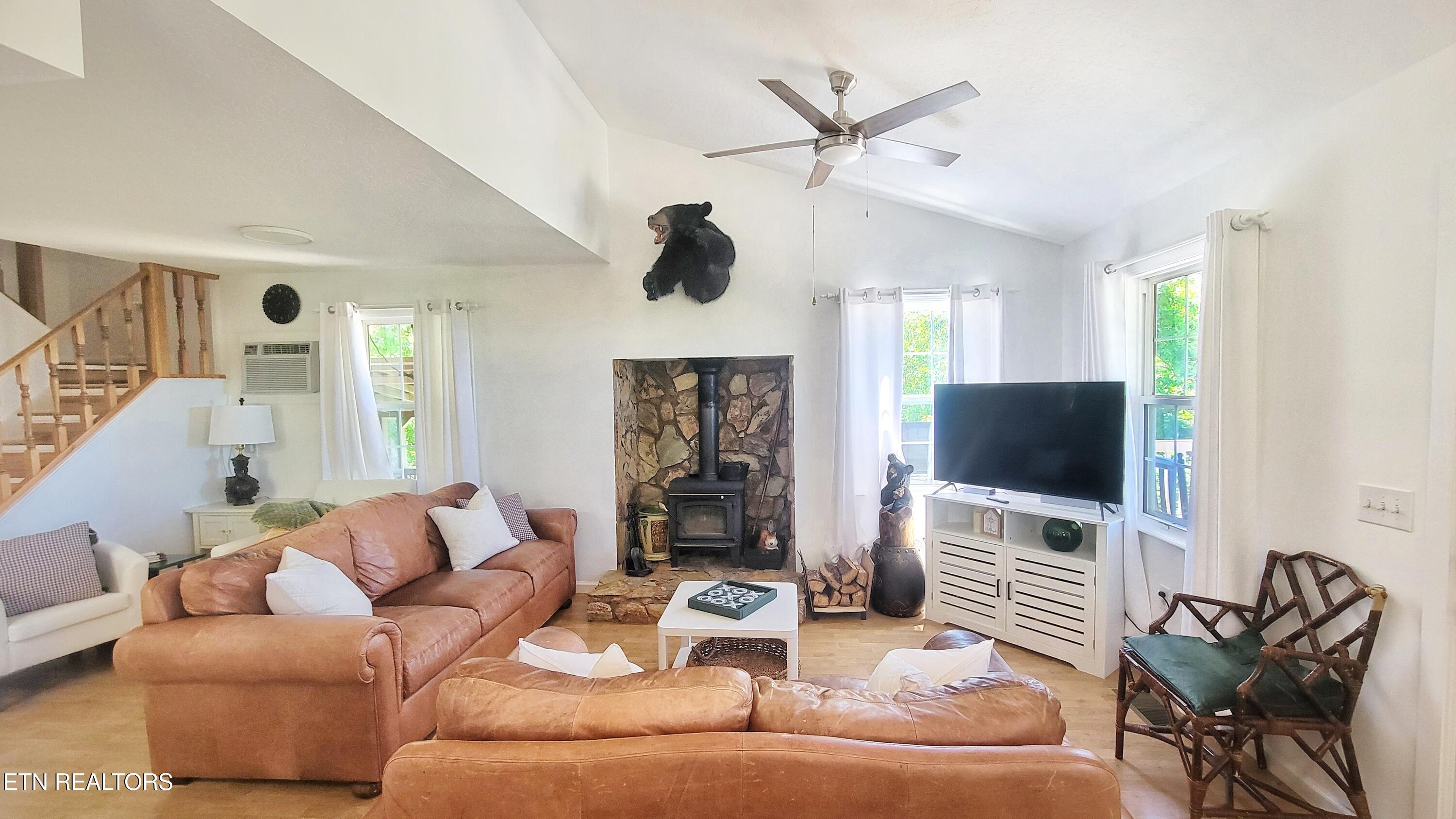 264 Curry Way Del Rio, TN 37727 - Photo 8 of 40 SPACIOUS LIVING AREA