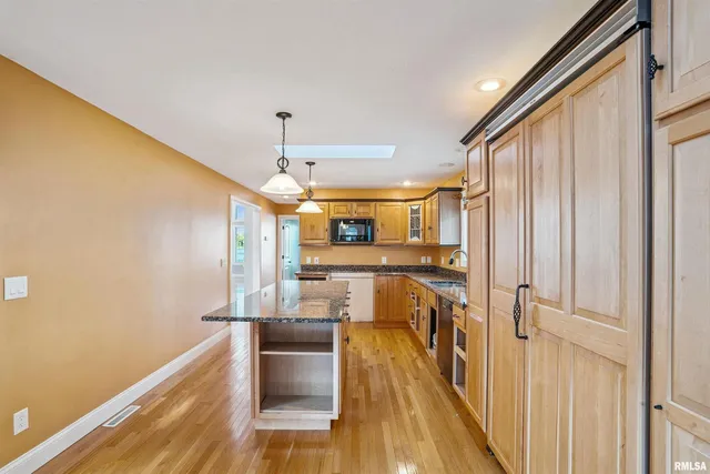 $500,000 | 21604 River Road North, Cordova, IL 61242