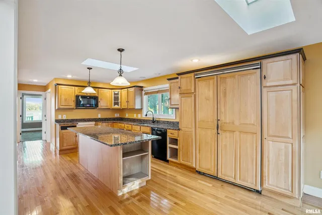 $500,000 | 21604 River Road North, Cordova, IL 61242