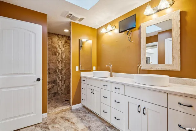 $500,000 | 21604 River Road North, Cordova, IL 61242