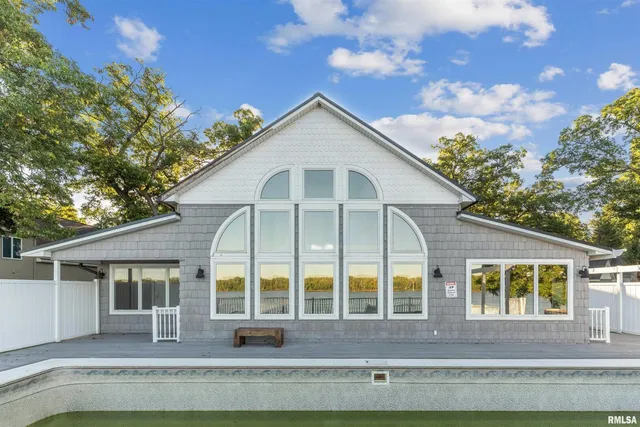 $500,000 | 21604 River Road North, Cordova, IL 61242