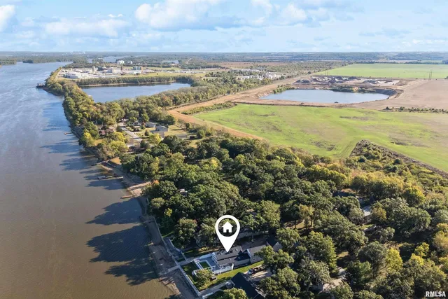 $500,000 | 21604 River Road North, Cordova, IL 61242