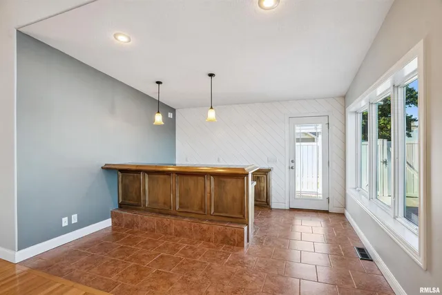 $500,000 | 21604 River Road North, Cordova, IL 61242