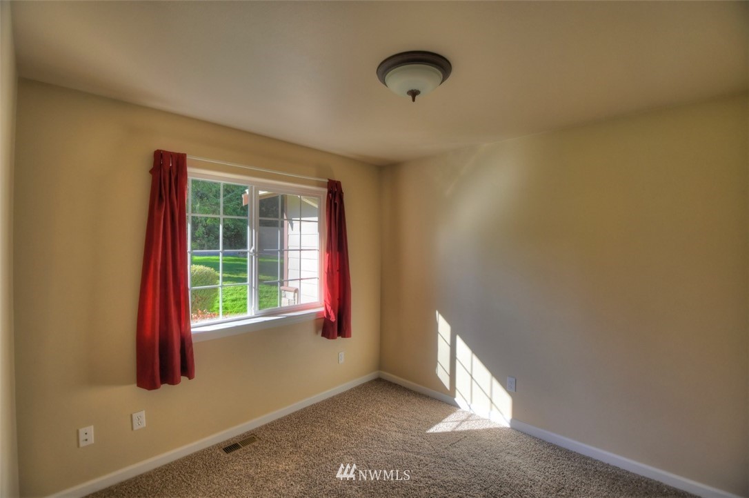 7422 Puget Beach Road Northeast Olympia, WA 98516 - Photo 6 of 25 Gallery Image 6