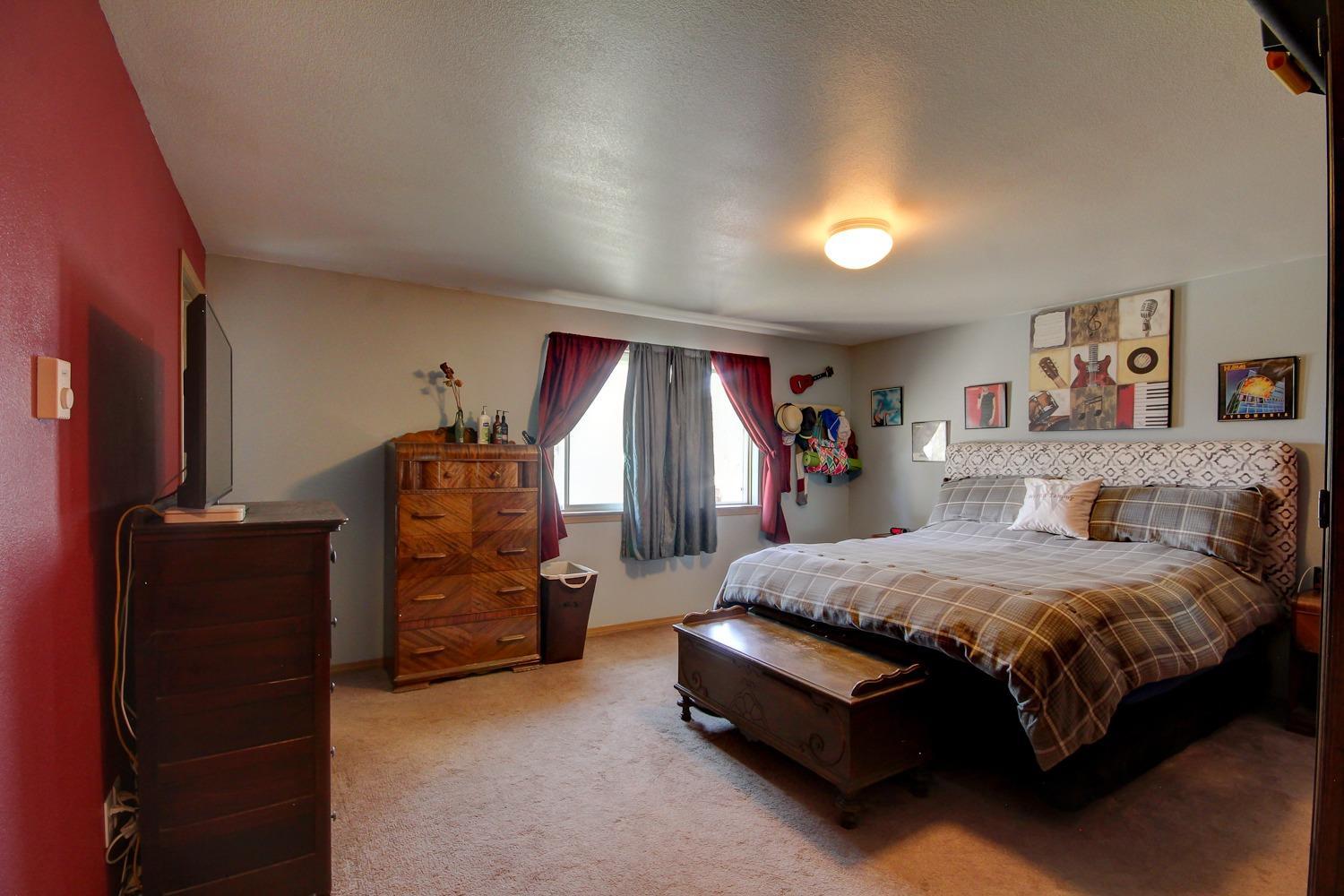 407 Shady Lane Prospect, OR 97536 - Photo 23 of 35 Large master suite with walk-in closet a