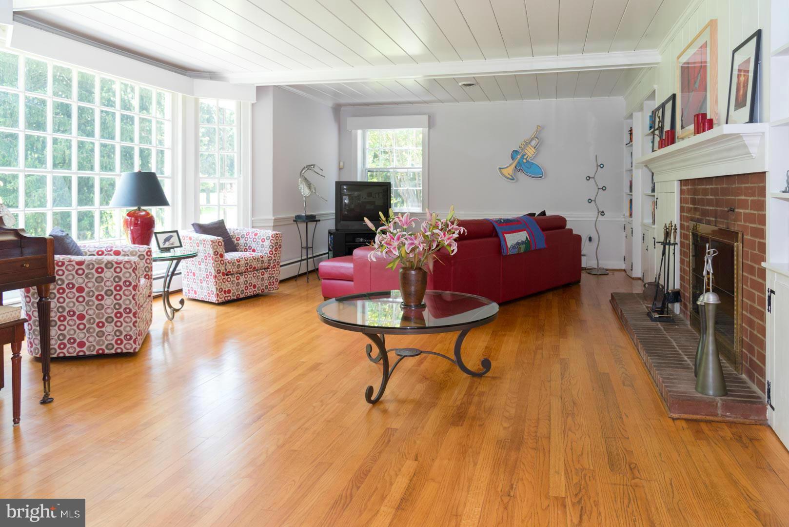 9131 Field Road Pikesville, MD 21208 - Photo 4 of 18 Living Room