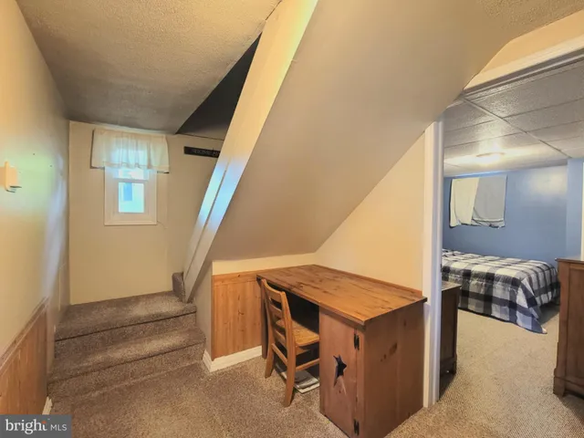 a view of an entryway with workspace