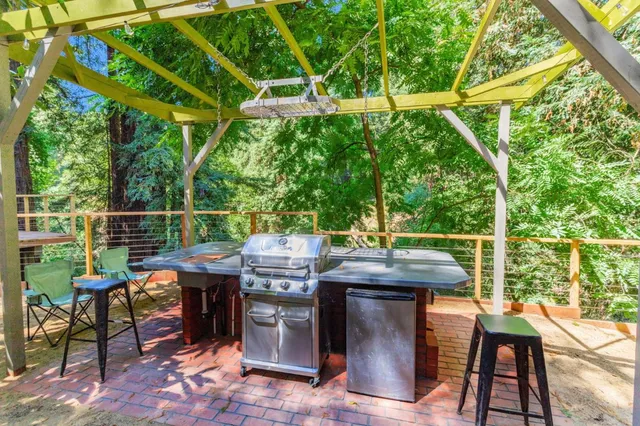 a view of a yard with a tree