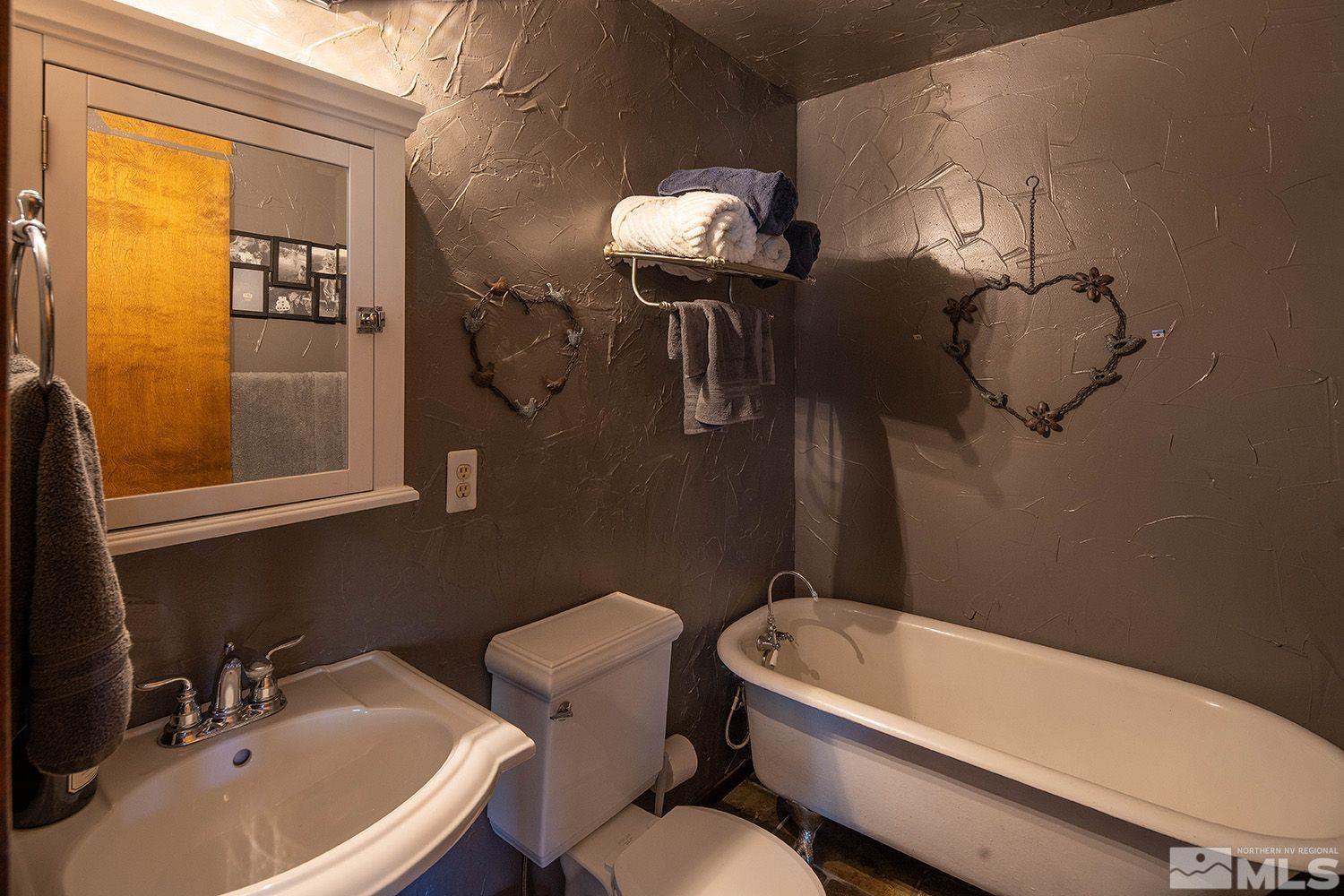 2090 Lousetown Road Reno, NV 89521 - Photo 20 of 30 a bathroom with a sink a toilet and bathtub