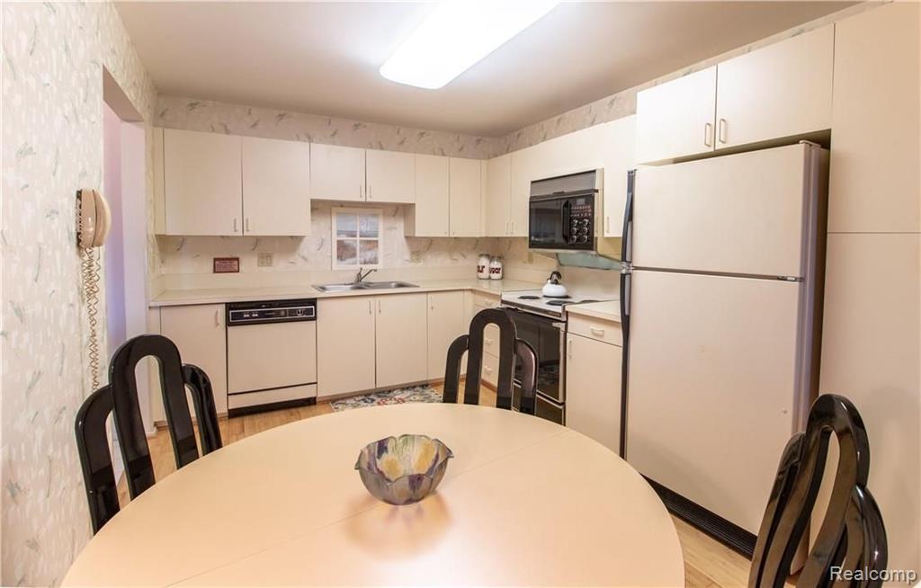 30450 Orchard Lake Road, Unit 76 Farmington Hills, MI 48334 - Photo 3 of 16