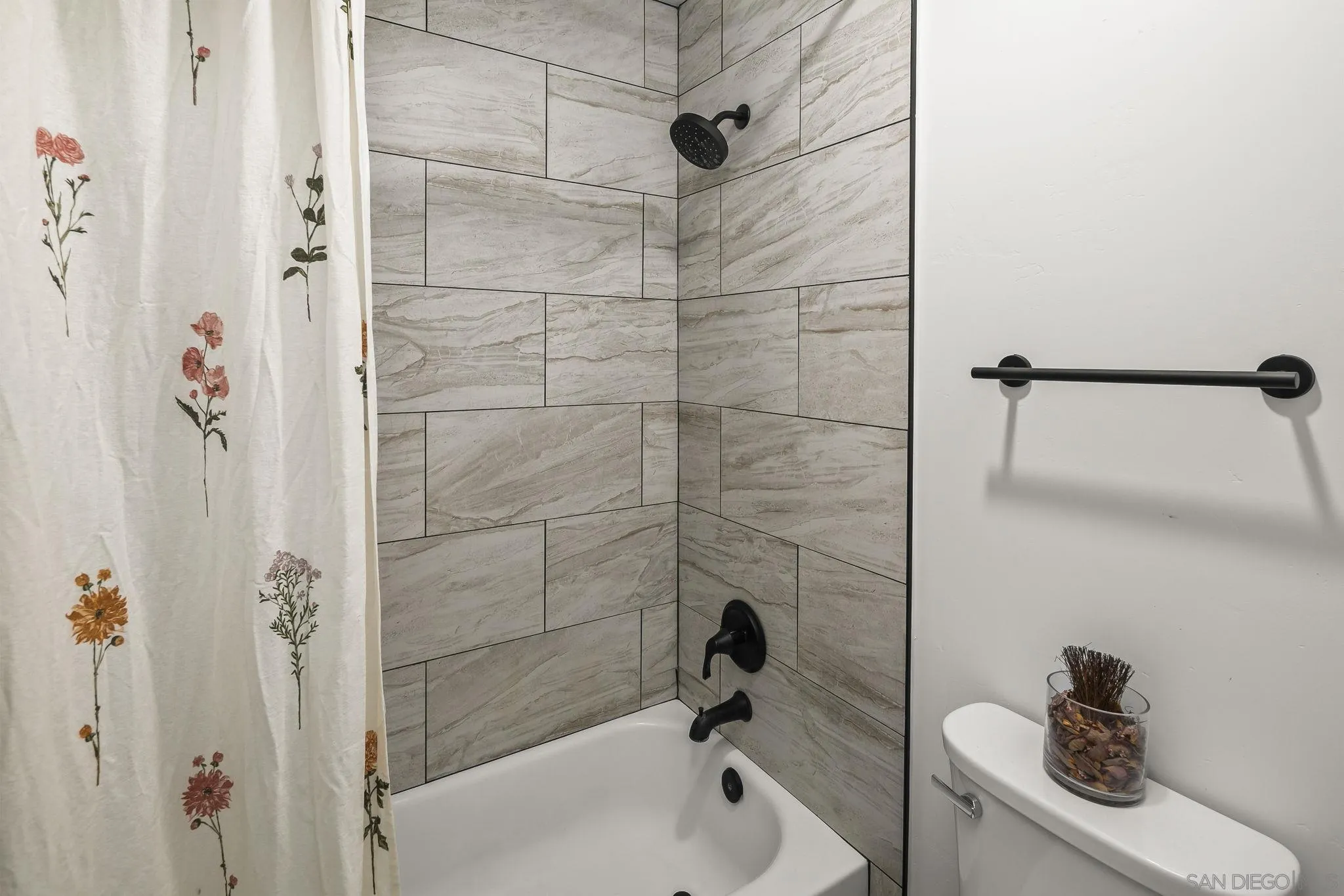6780 Friars Road, Unit 272 San Diego, CA 92108 - Photo 16 of 35 a bathroom with a bathtub and shower