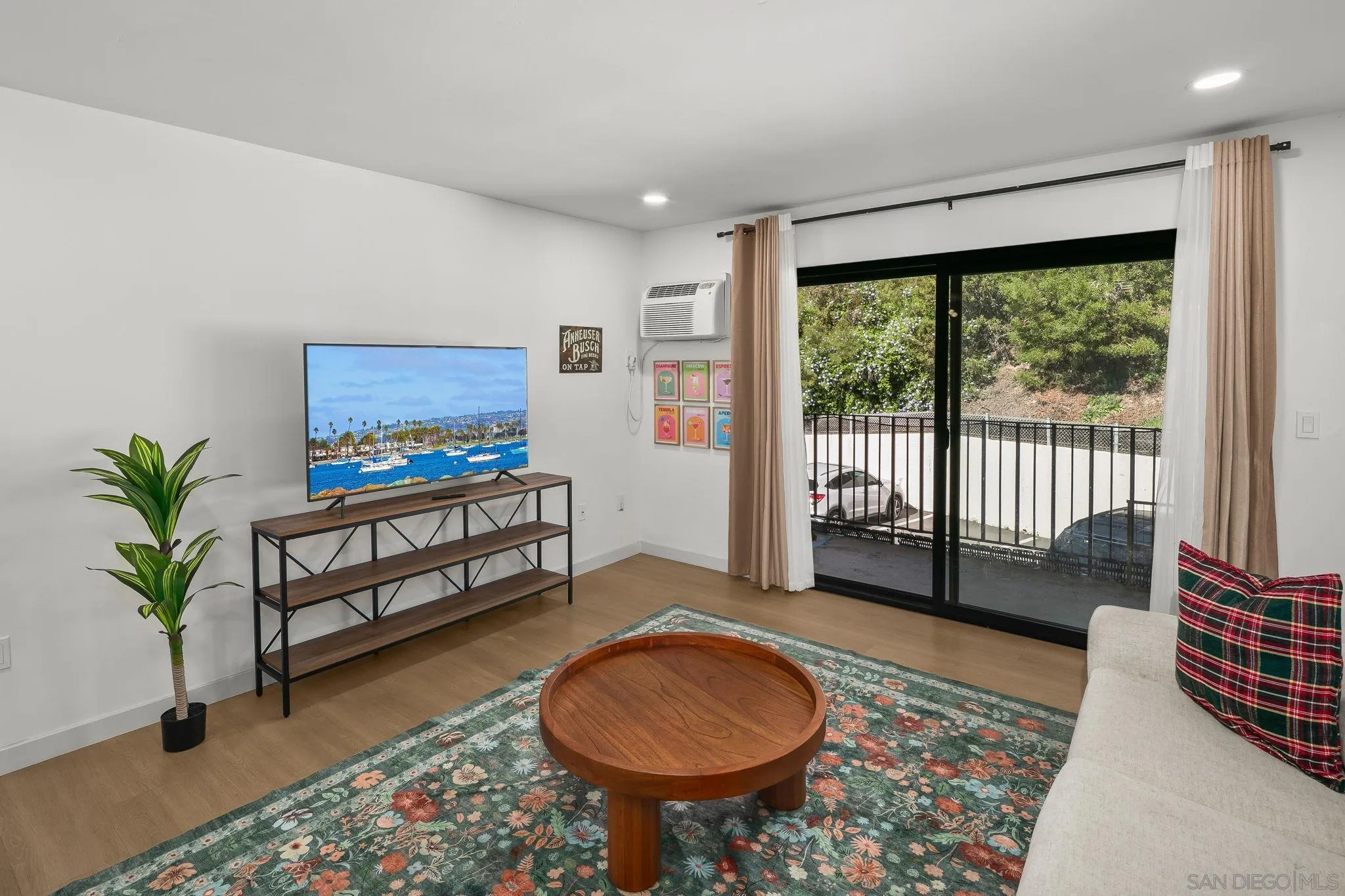 6780 Friars Road, Unit 272 San Diego, CA 92108 - Photo 8 of 35 a living room with furniture and a potted plant