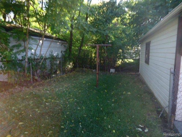 9350 Evergreen Road Detroit, MI 48228 - Photo 12 of 21 261-683311 Yard.JPG
