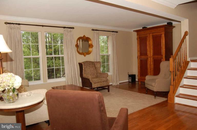 902 Rolfe Place Alexandria, VA 22314 - Photo 11 of 15 Expansive Living Room features gleaming hdwd flrs!