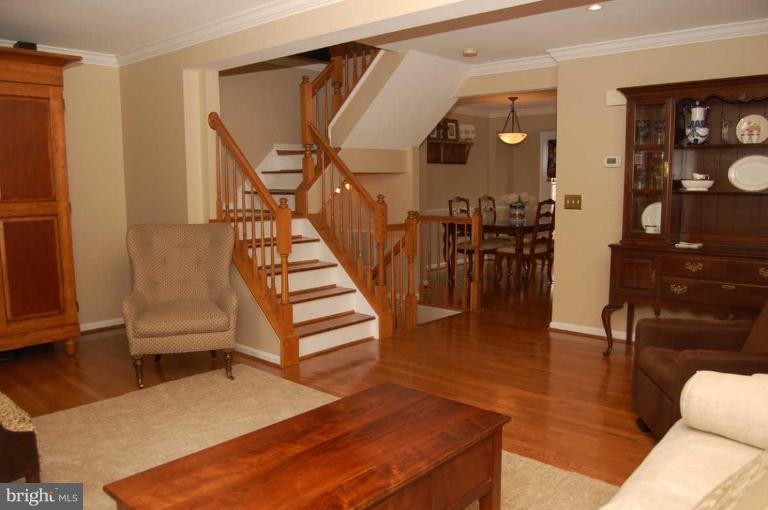902 Rolfe Place Alexandria, VA 22314 - Photo 5 of 15 Living Room #2