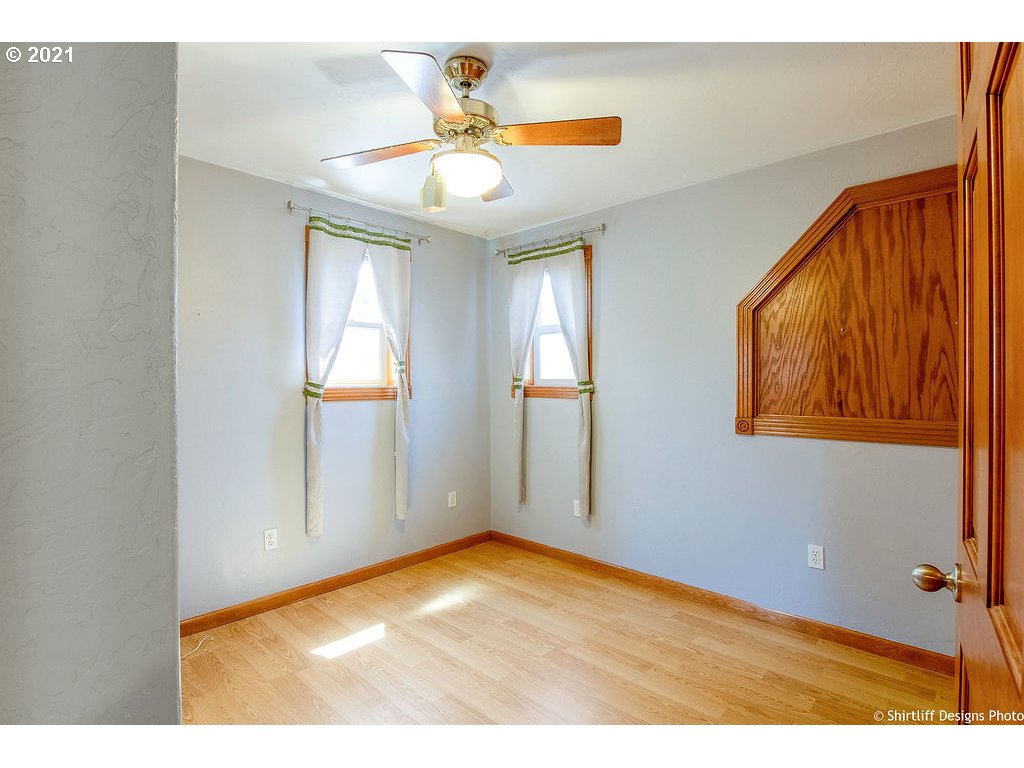 813 South 73rd Street Springfield, OR 97478 - Photo 21 of 32
