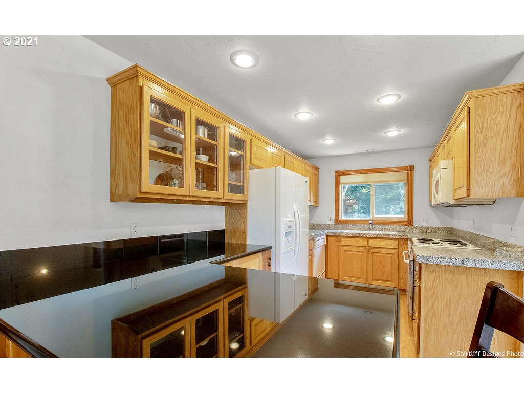 813 South 73rd Street Springfield, OR 97478 - Photo 4 of 32