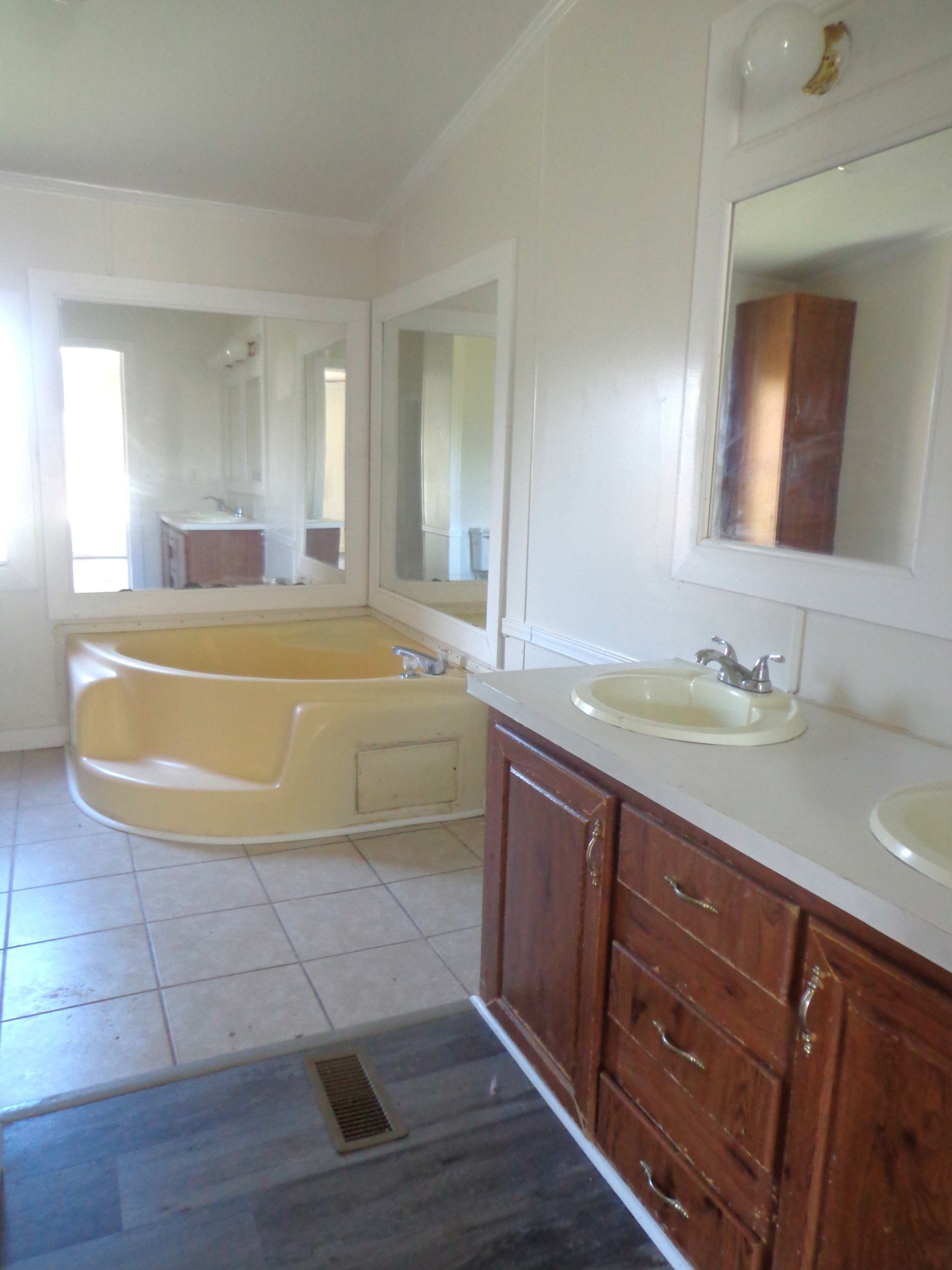 152 Baker Ridge Road Waverly, TN 37185 - Photo 7 of 20 a bathroom with a sink a mirror and a bathtub