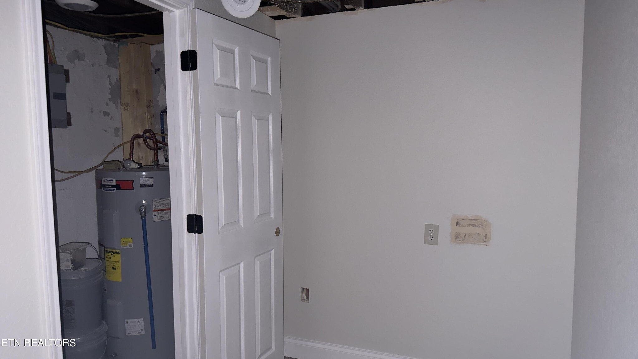 2662 Louisville Road Maryville, TN 37801 - Photo 36 of 60 a bathroom with a shower