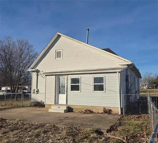 $109,000 | 327 East Summer Street, Monroe City, MO 63456