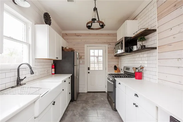 $2,400 | 330 Palmero Street, Corpus Christi, TX 78404