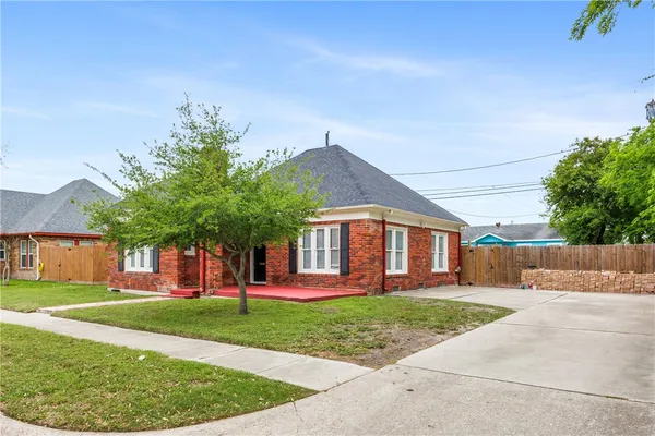 $1,950 | 330 Palmero Street, Corpus Christi, TX 78404