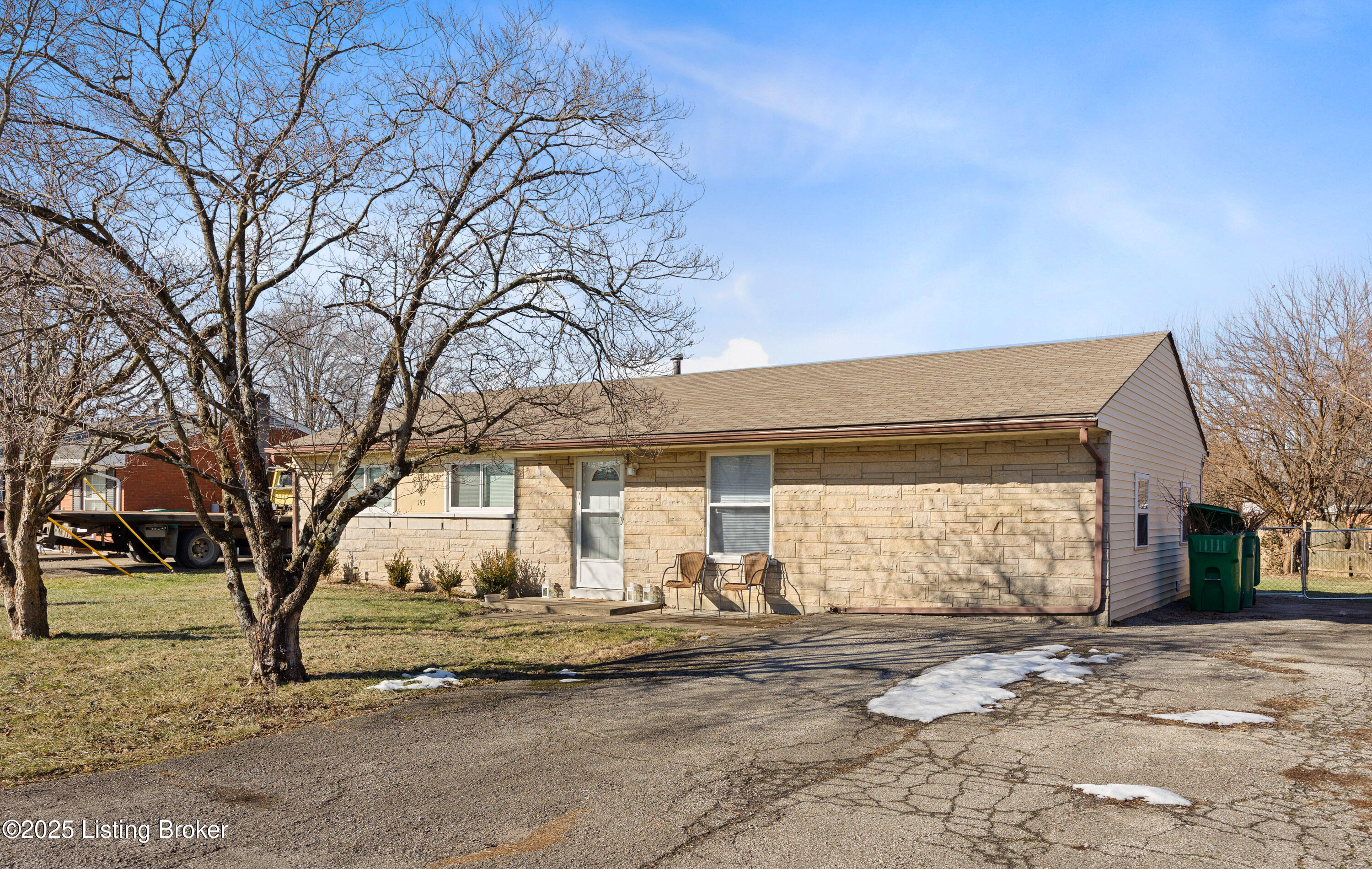 193 Valley Road Louisville, KY 40229 - Photo 5 of 23 003