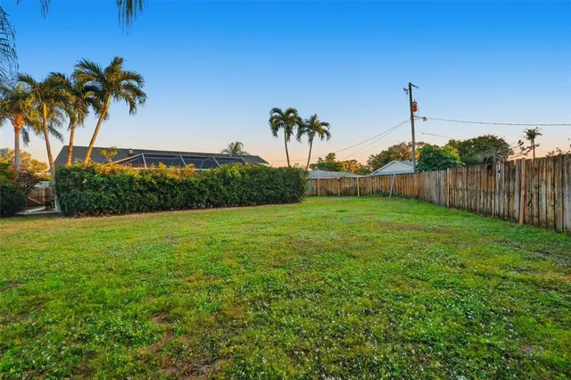 a view of a backyard
