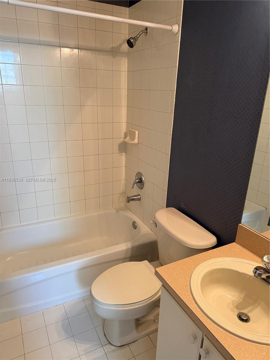 904 Southwest 154th Path Miami, FL 33194 - Photo 12 of 18 a bathroom with a sink a toilet and bathtub