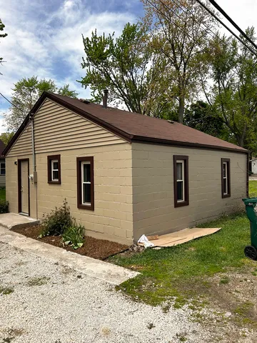 a view of backyard of the house